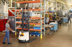 Xe nâng điện ngành linh kiện