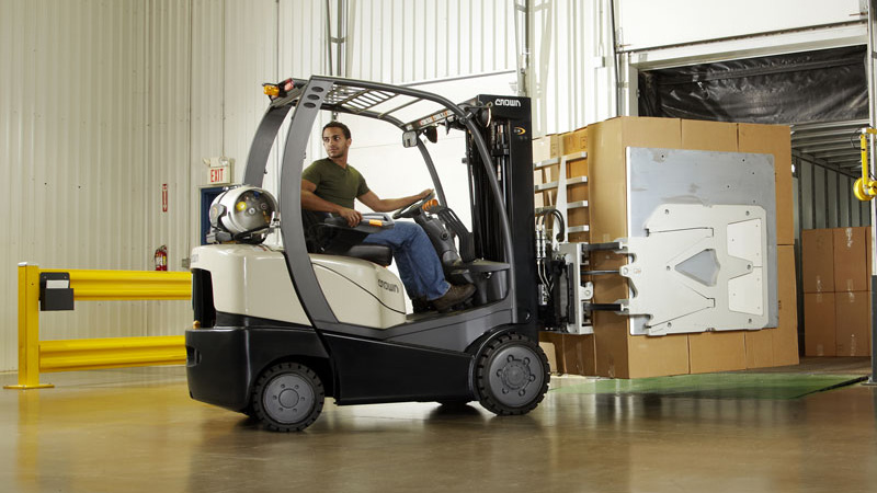 Xe nâng chui container