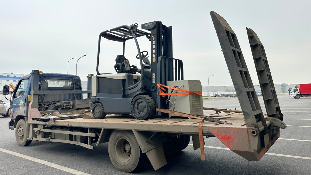 Bàn giao xe nâng ngồi lái Crown 2.5 tấn