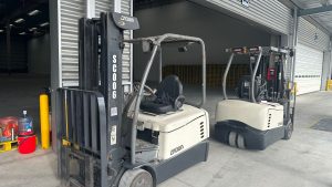 So sánh trục nâng chui container và tiêu chuẩn